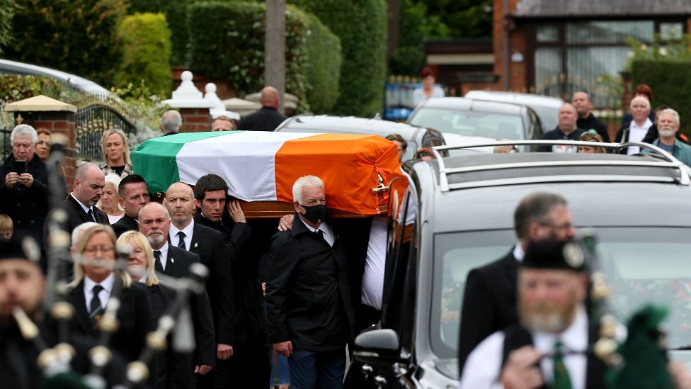 Скорбящие несут гроб Бобби Стори перед его похоронами в западном Белфасте