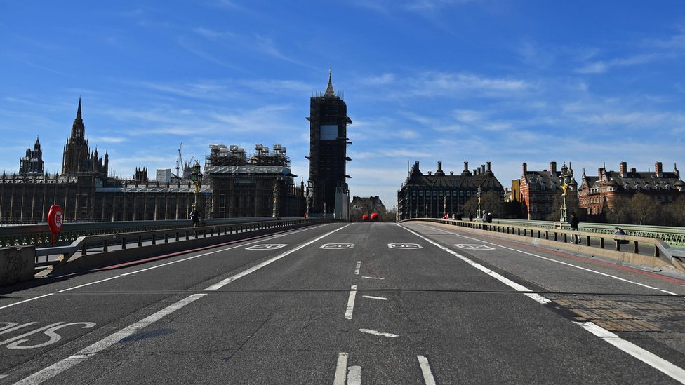 На фото заброшенный Вестминстерский мост смотрит на север