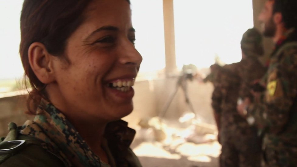 Dalila cambió sus estudios de enfermería por la lucha en el frente de Raqa. Dalila, combatiente del SDF.