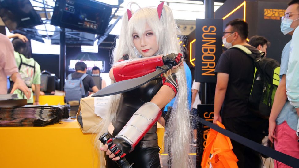 Косплеер выступает на выставке и конференции China Digital Entertainment Expo & Conference 2020 (ChinaJoy) в Шанхайском новом международном выставочном центре 31 июля 2020 года в Шанхае, Китай.
