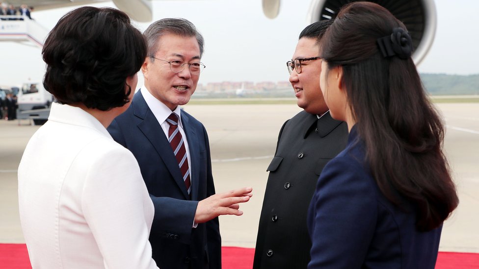 Korejski lideri i njihove supruge na aerodtomu u Pjongjangu