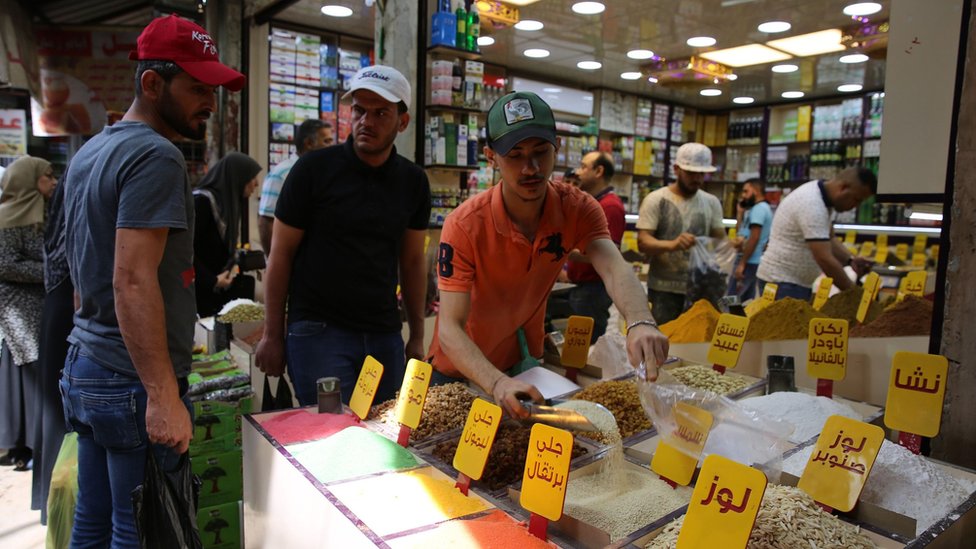 إقبال كبير على الأسواق في معظم المدن العربية مع بدء شهر رمضان