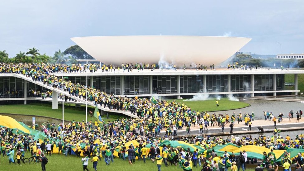 Seguidores de Bolsonaro se agolpan ante el Congreso en Brasilia.