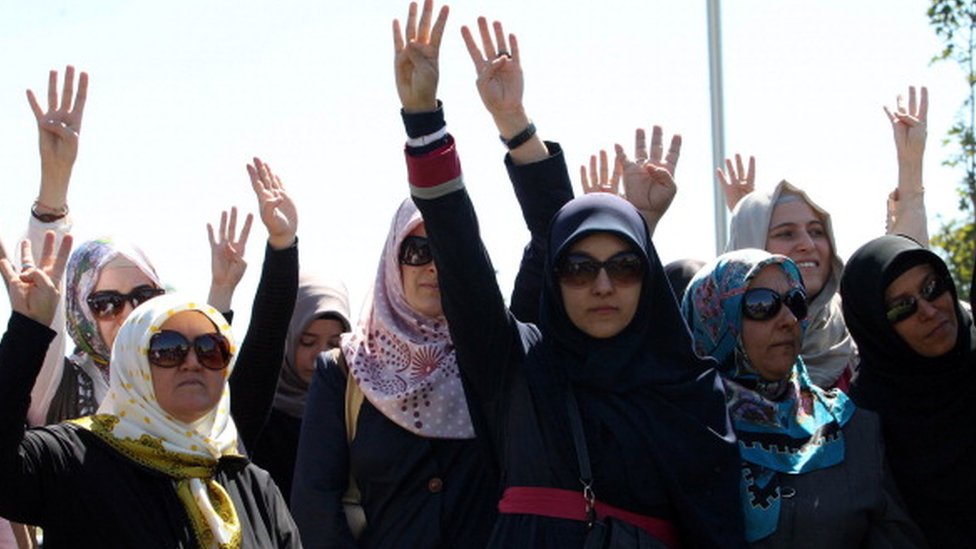 Турецкие демонстранты поднимают руки во время акции протеста, организованной происламскими группами у Ближневосточного технического университета в Анкаре (7 сентября 2013 г.)
