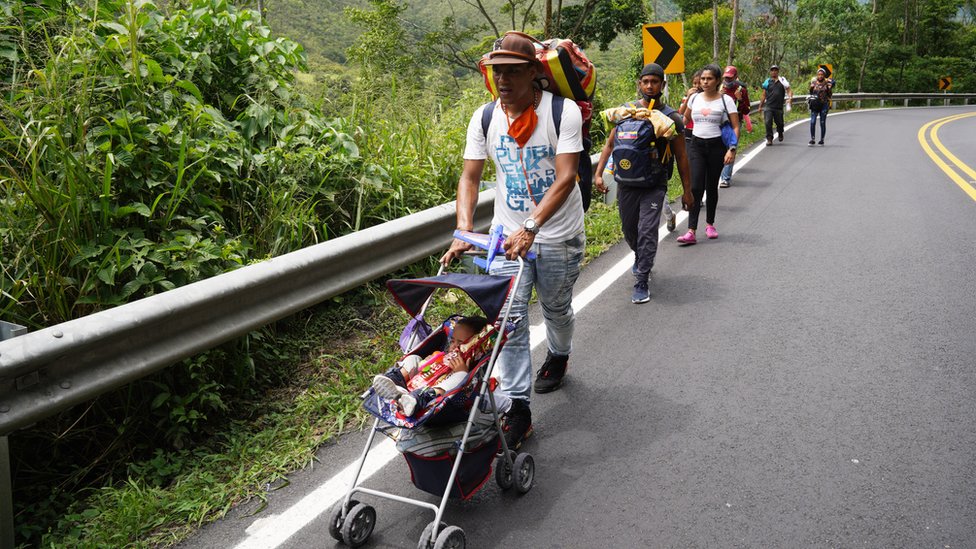 Ян Пинеро и его семья идут по дороге между Кукутой и Памплоной в среду, 30 сентября. Пинеро направлялся в Эквадор со своей женой, двоюродным братом и тремя детьми в возрасте 2, 4 и 16 лет.