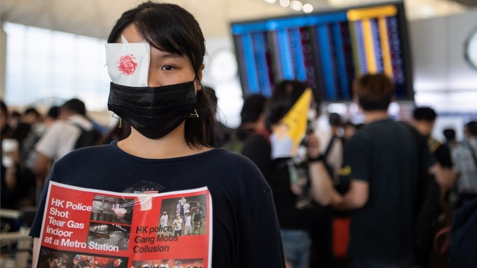 Una mujer con un parche en el ojo protestante en el aeropuerto de Hong Kong.