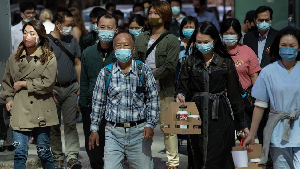 香港街頭行人戴上口罩防範感染新冠病毒（29/11/2021）
