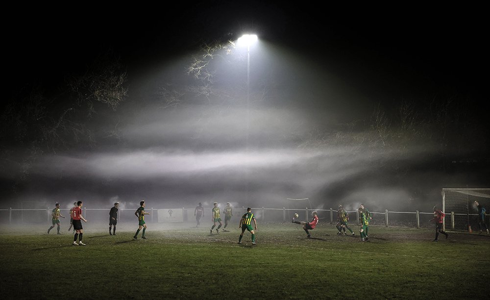 Fotoğrafçı Marc Aspland, İngiltere'nin alt liglerindeki futbol atmosferini, sisin damgasını vurduğu bir kareyle kaydetti.