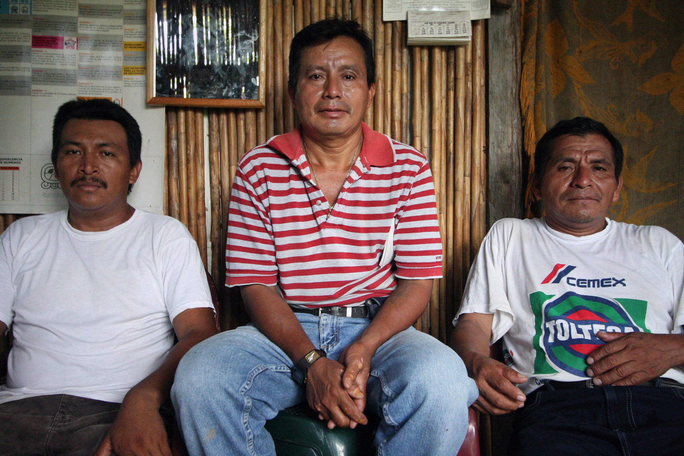 Лидеры общины Харольдо Кукул (слева), Адольфо Ич (в центре) и Карлос Ксол позируют фотографу в Эль-Эсторе, Исабаль, Гватемала, 6 июня 2009 года.