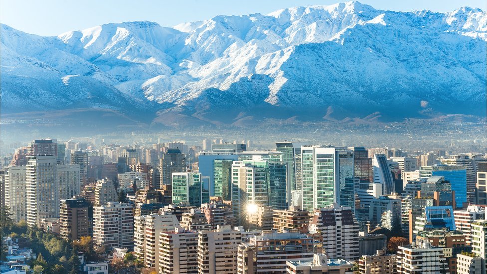 El vuelo directo entre Londres y Santiago llevó muchos más turistas británicos a Chile. Vista de Santiago de Chile con los Andes al fondo.