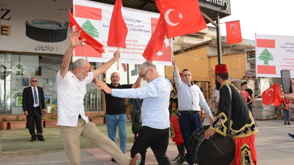 أنصار أردوغان في لبنان يجتمعون للاحتفال بفوزه