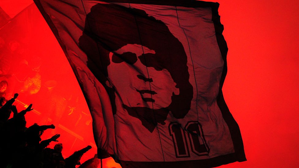 Bandera con el rostro de Maradona en un partido de Serie A entre el Napoli y el Inter.