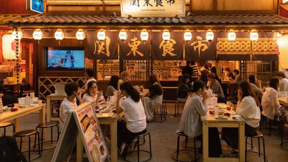 Restaurante cheio no Japão