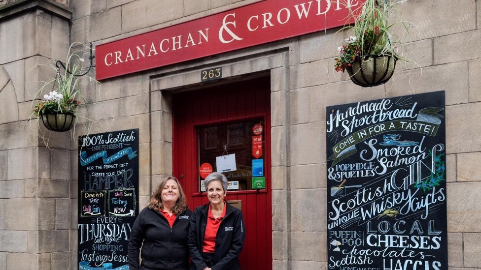 Владельцы Cranachan and Crowdie Бет Эдберг и Фиона МакЭван у своего магазина на Королевской Миле