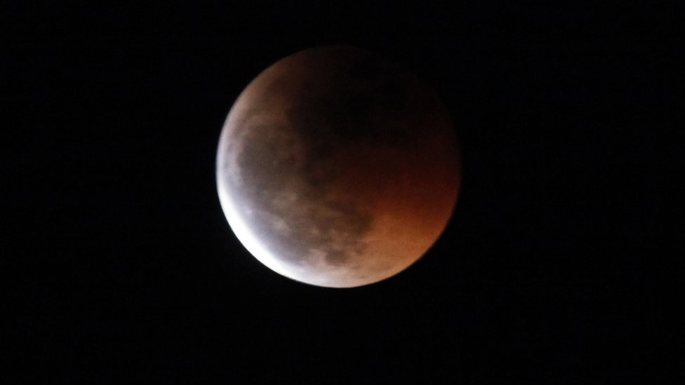 Di Amerika Selatan gerhana penumbral akan terlihat, dimana bayangan Bumi menutup Bulan tetapi tidak menghambat semua cahaya.