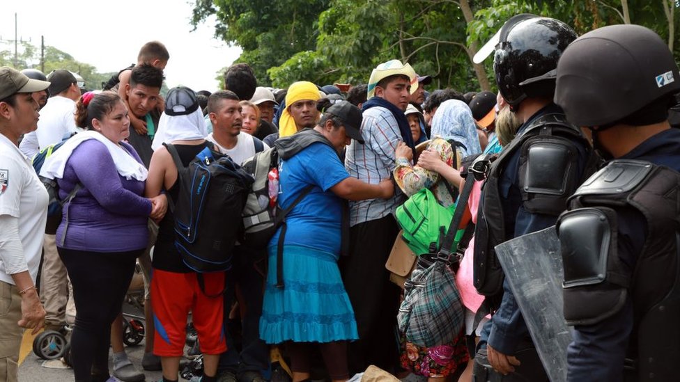 Inmigrantes salvadoreños en la frontera con México