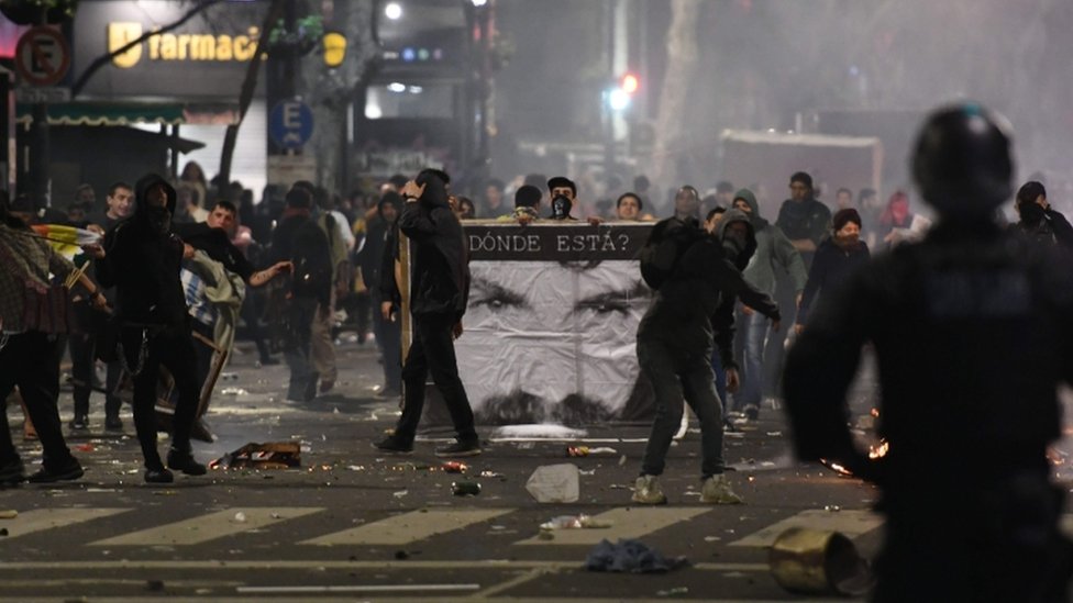 La marcha culminó con enfrentamientos entre la policía y los manifestantes. enfrentamientos entre la policía y los manifestantes.