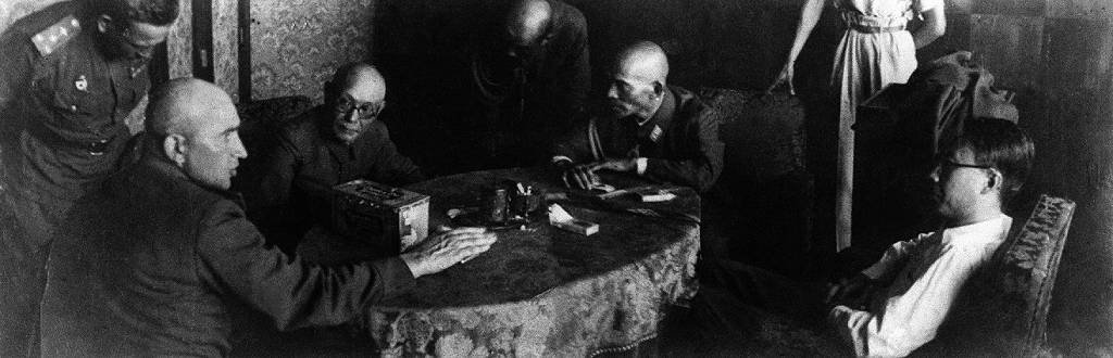 El emperador de Manchukuo, Puyi (derecha) siendo interrogado por el general ruso Pritoul (izquierda) después de su arresto.