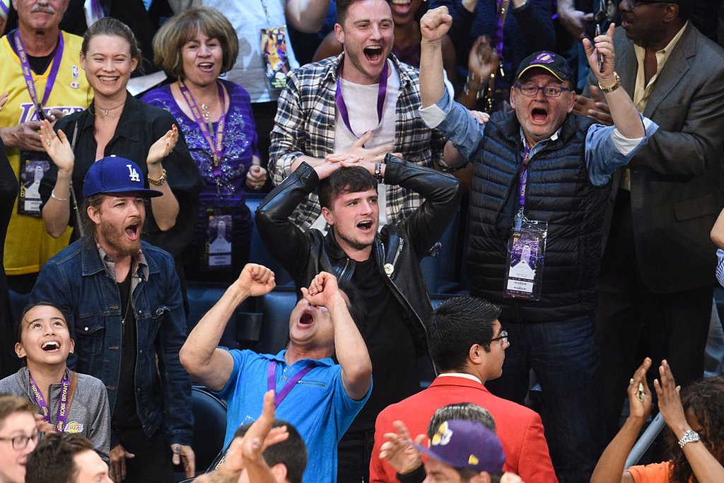 Fanáticos celebran en el Staples Center