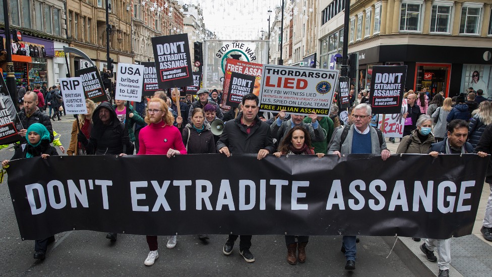 Moris al frente de una marcha en Londres pidiendo que se bloquee la extradición de Assange