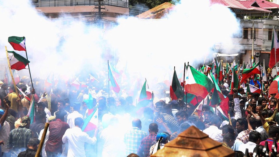الشرطة تستخدم الغاز المسيل للدموع لتفريق أعضاء ونشطاء الجبهة الشعبية للهند (PFI) خلال مظاهرة للاحتجاج على ما وصفته الشرطة باستهداف قادتها.