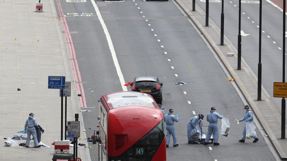 La policía continuó este domingo recolectando evidencia del atentado. Policia junta evidencia en el Puente de Londres.