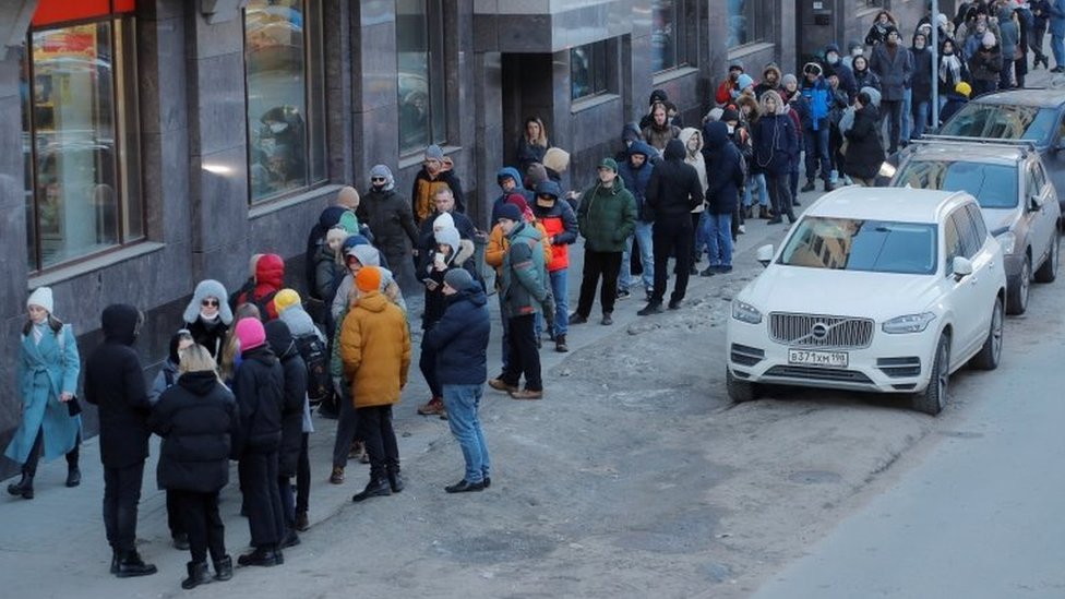 Gente haciendo cola para un cajero en San Petesburgo, el 27 de febrero.