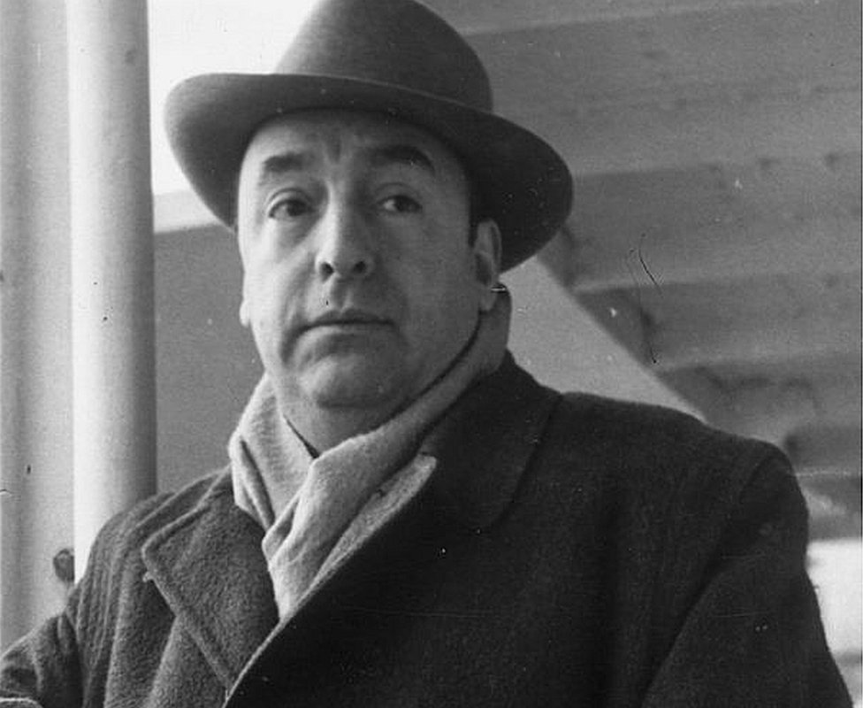 El poeta chileno Pablo Neruda fue quien organizó la participación latinoamericana en el congreso de Valencia. El poeta chileno Pablo Neruda llegando a Capri en 1952.