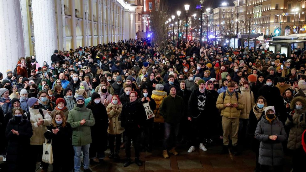 Los manifestantes contra la guerra en San Petersburgo protestan contra la decisión de Vladimir Putin de autorizar una operación militar en Ucrania el jueves por la noche.