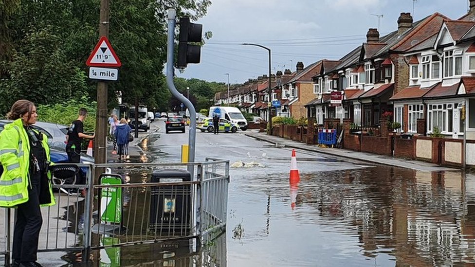Полиция закрыла дороги в Лоутоне из-за наводнения