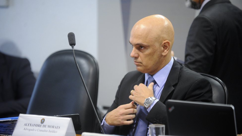 Alexandre de Moraes ajeita a gravata em sala do Senado