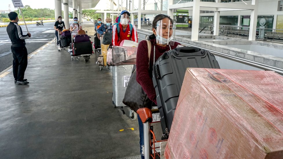 凖備出國的菲律賓海外工人抵達馬尼拉國際機場二號航站樓（資料圖片）