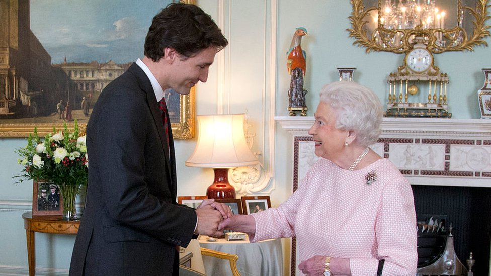 Justin Trudeau y la reina Isabel.