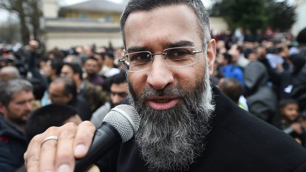 Anjem Choudary fue hallado culpable de incitar a colaborar con el autoproclamado Estado Islámico, una acción que viola la ley antiterrorista británica aprobada en el año 2000. Anjem Choudary
