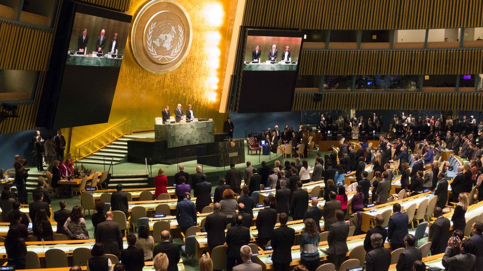 Минутой молчания соблюдается король Таиланда Пумипон Адульядет во время церемонии назначения Генерального секретаря на 70-й сессии Генеральной Ассамблеи 13 октября 2016 г. в ООН в Нью-Йорке