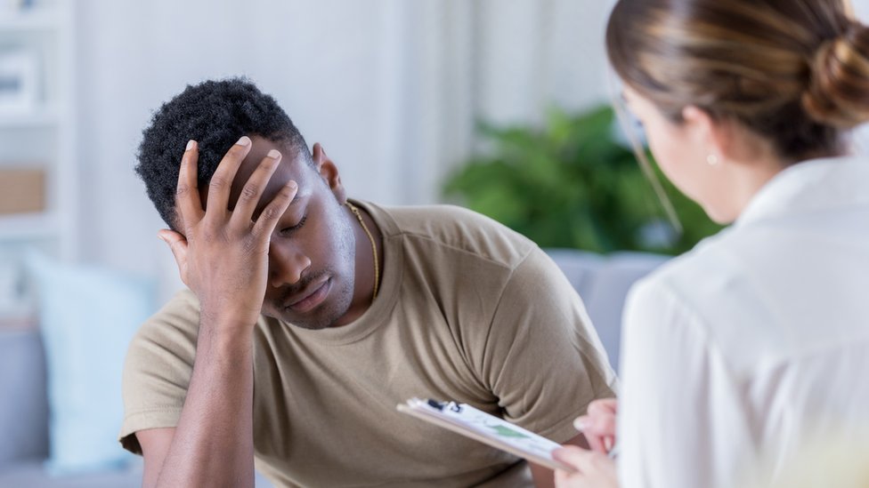 Hombre deprimido con médico