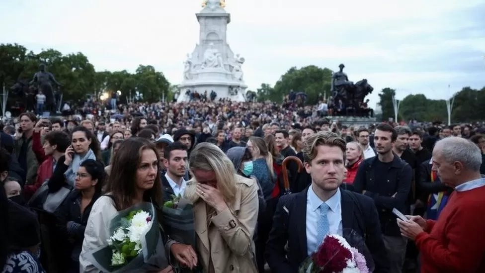 Ribuan orang berkumpul di Istana Buckingham setelah kematian Ratu diumumkan.