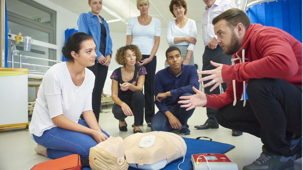 Es el desfibrilador semiautomático el que analiza si el paciente necesita una descarga o no: no es una decisión que recae sobre el público. Taller sobre el uso de un desfibrilador semiautomático