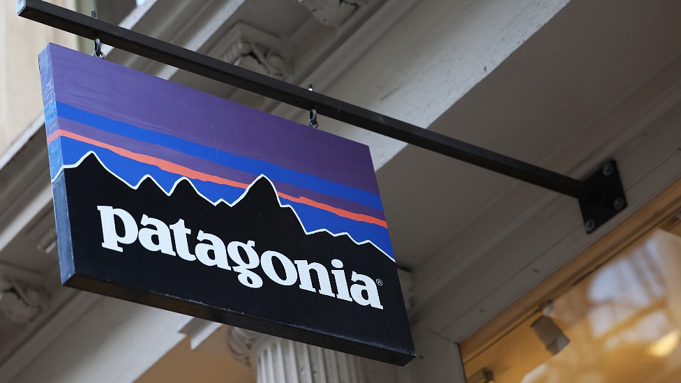 Cartel con el logo de la empresa Patagonia