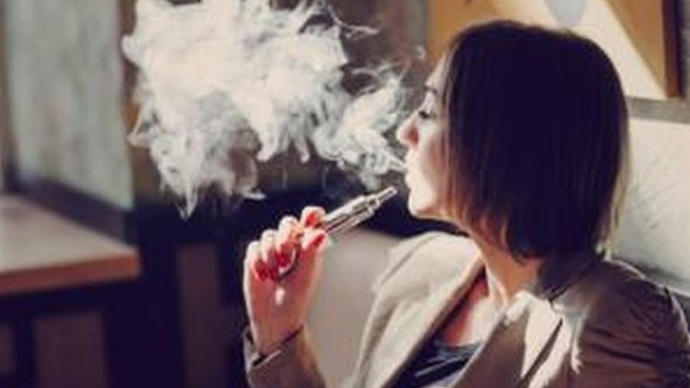 Žena puši elektronsku cigaretu