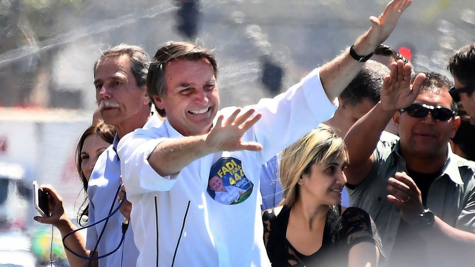 Bolsonaro, seçim önceki anketlerde favori aday olarak öne çıkıyor.