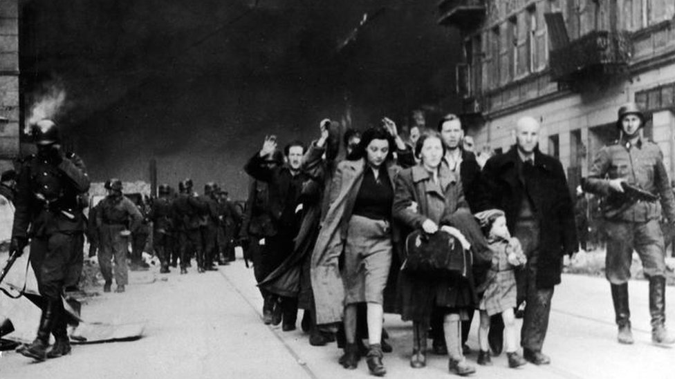 19 апреля 1943 года нацистские солдаты выводят евреев из гетто