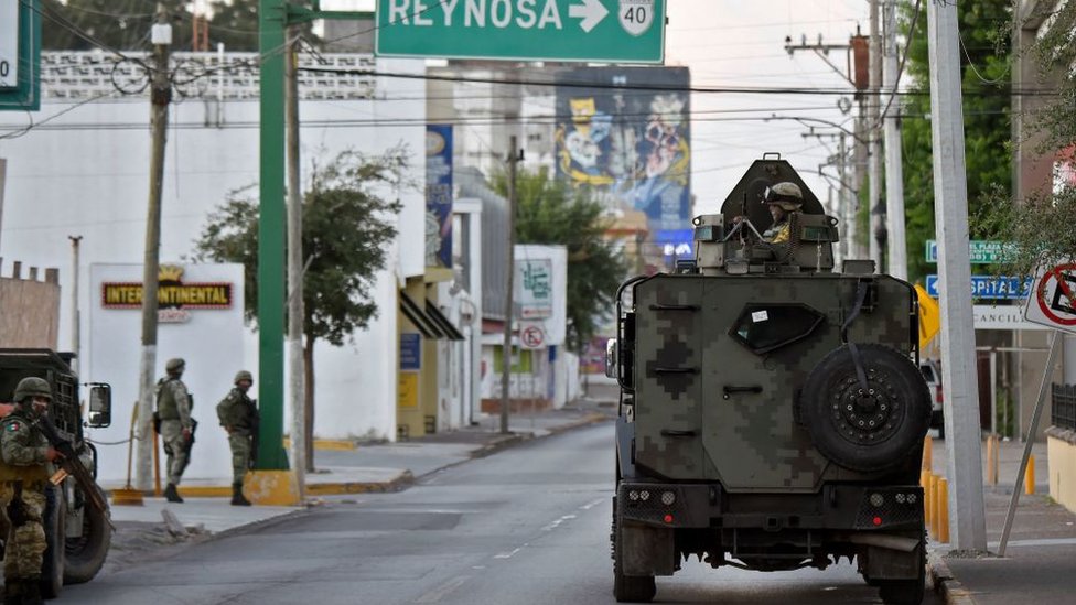 Un vehículo blindado recorre las calles de Matamoros, Tamaulipas