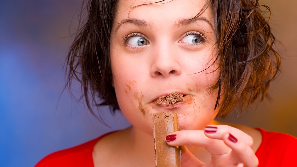 Chica comiendo chocolate