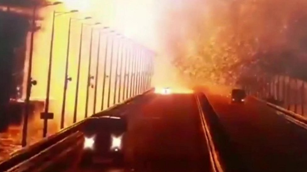 Un incendio y un humo espeso y oscuro se eleva después de la explosión en el único enlace terrestre de la península con Rusia.