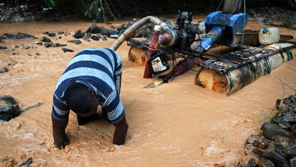 Minero informal en busca de oro en el río Nechi en Antioquia.