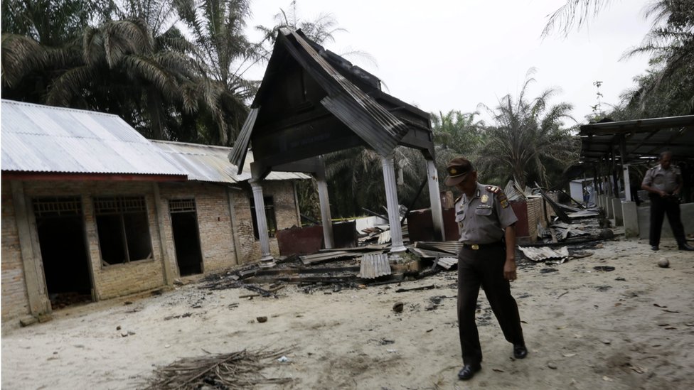 Силы безопасности осматривают место сгоревшей церкви в Ачех Сингкиле, Индонезия, 14 октября 2015 г.