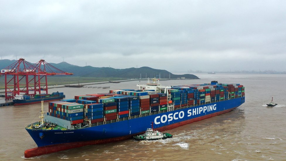Аэрофотоснимок контейнеровоза Cosco France с помощью буксиров в порту Нинбо-Чжоушань 1 сентября 2019 года в городе Чжоушань, провинция Чжэцзян, Китай.