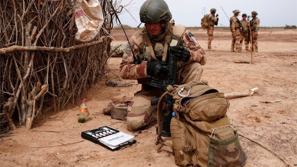 Французский солдат 2-го иностранного инженерного полка использует комплект для обнаружения взрывчатых веществ в регионе Гурма во время операции «Бархан» в Ндаки, Мали, 28 июля 2019 г.