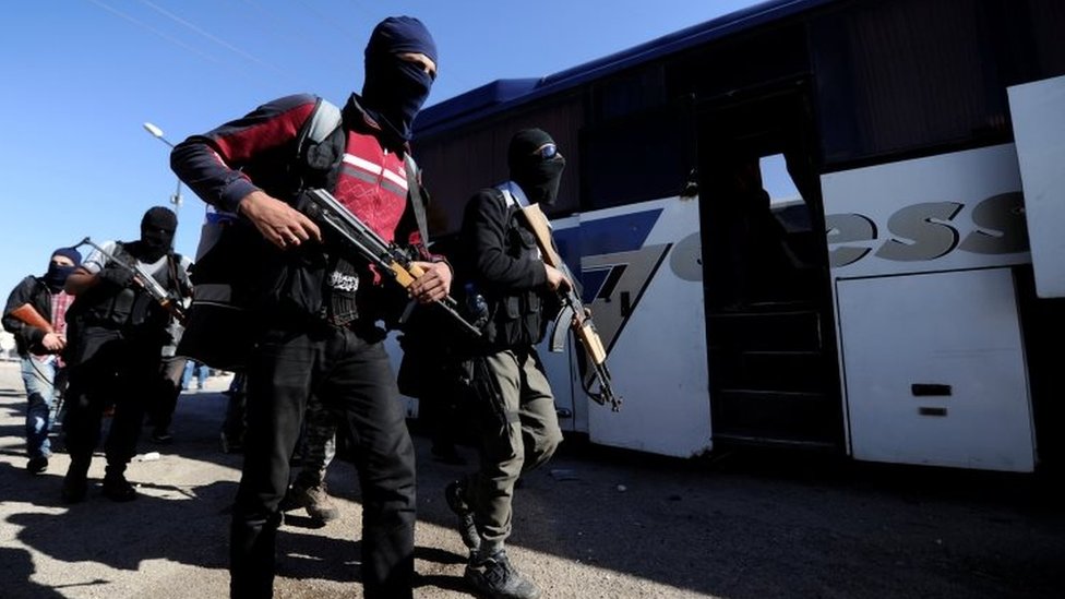 Alrededor de 700 rebeldes abandonaron Homs el fin de semana, dijeron funcionarios sirios. Los rebeldes armados se preparan para evacuar de Homs, el 21 de mayo de 2017.